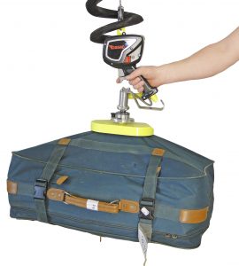 Vacuum lift with hook lifting a soft case bag