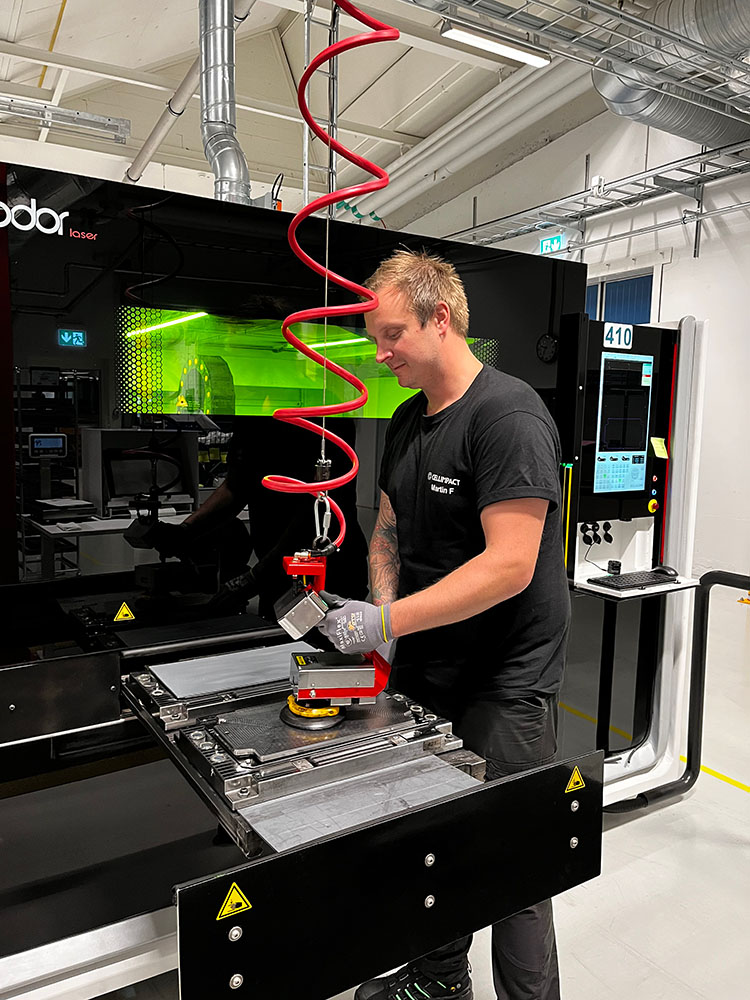 Cell impact using vacuum lifting tools