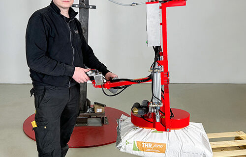 Sack gripper with operator